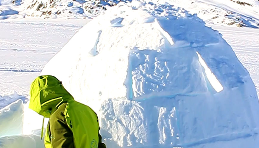 Löcher im Iglu stopfen